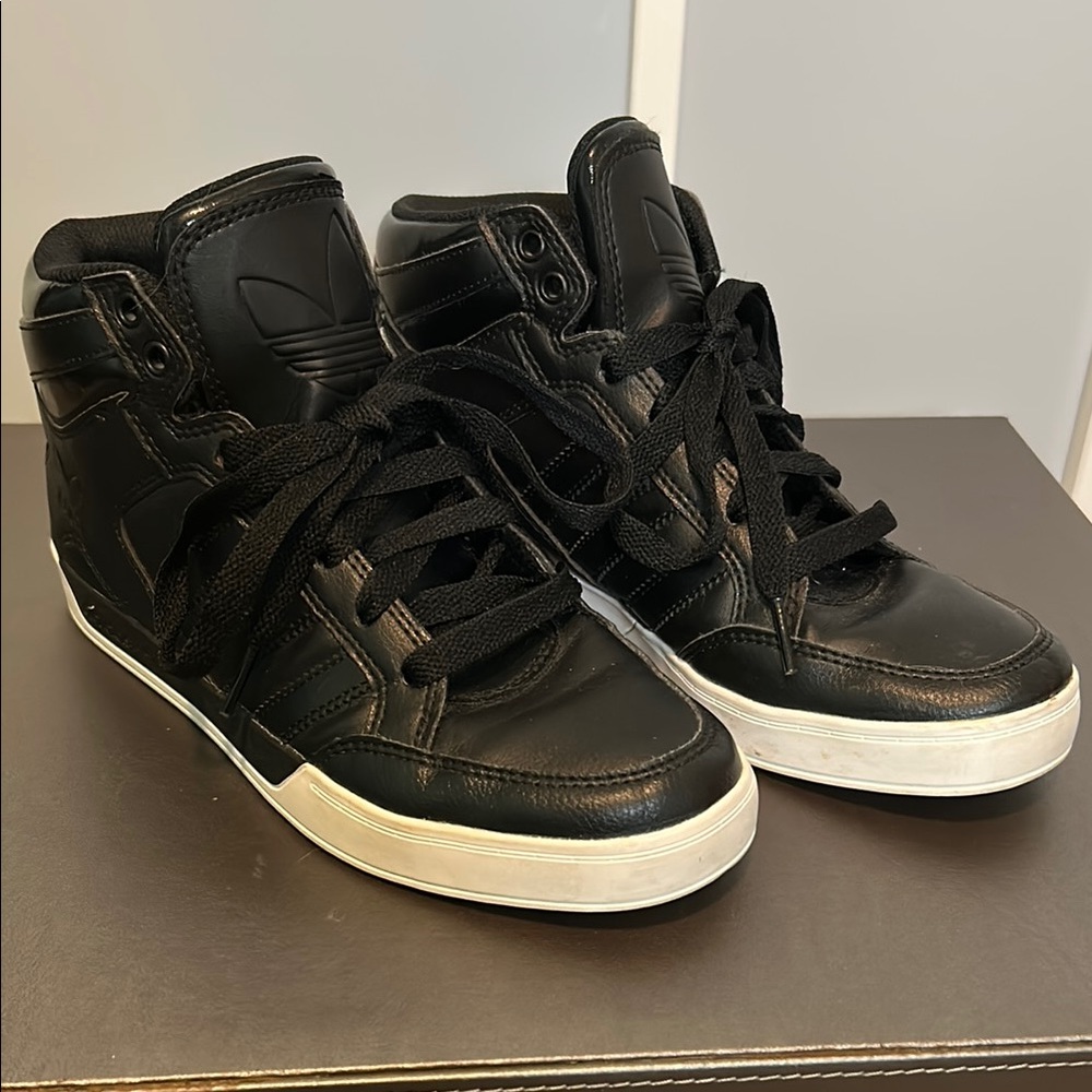 Adidas Black Sneakers with Textured Lining and Supportive Padding